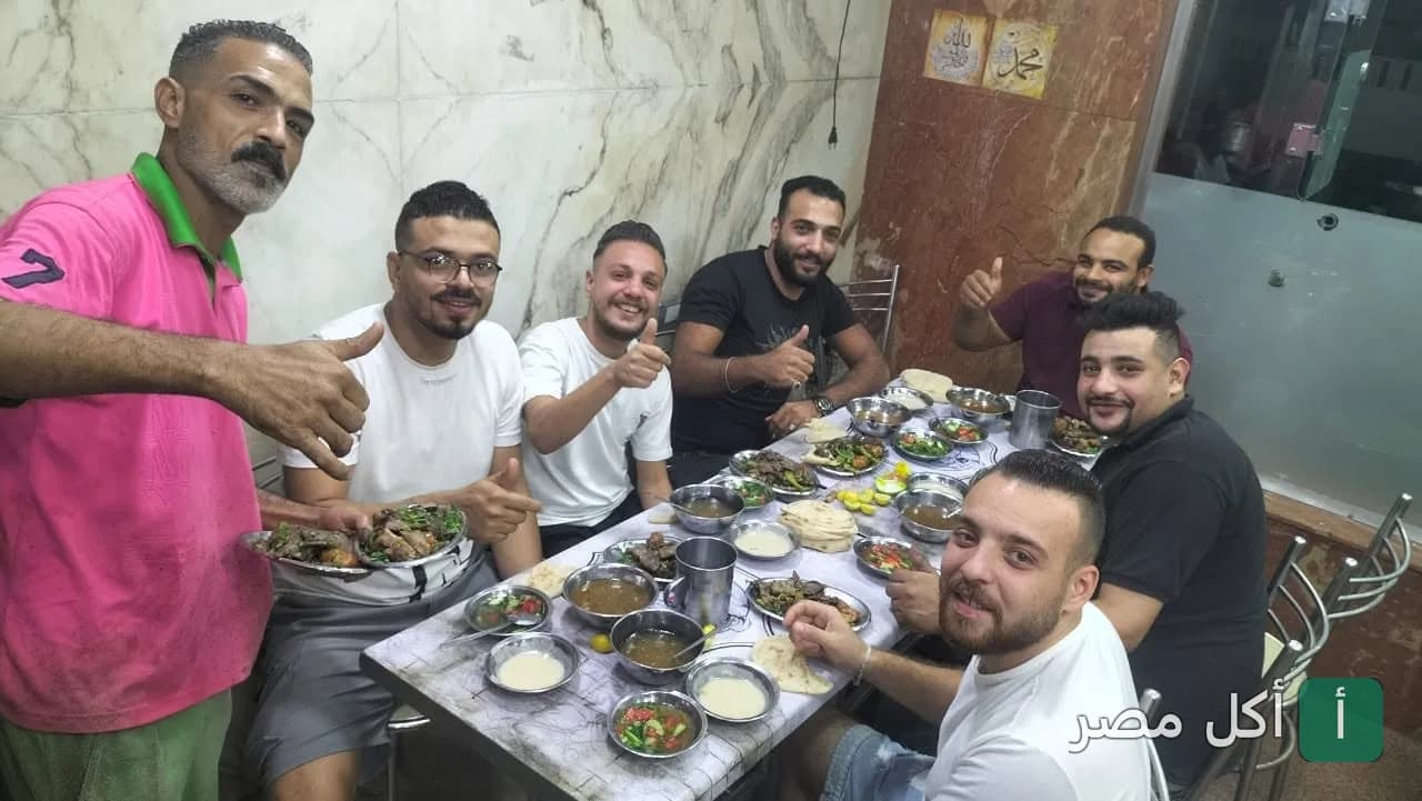 مجموعة من الأصدقاء يتناولون الطعام في مطعم عكوه بجزيرة إمبابة.