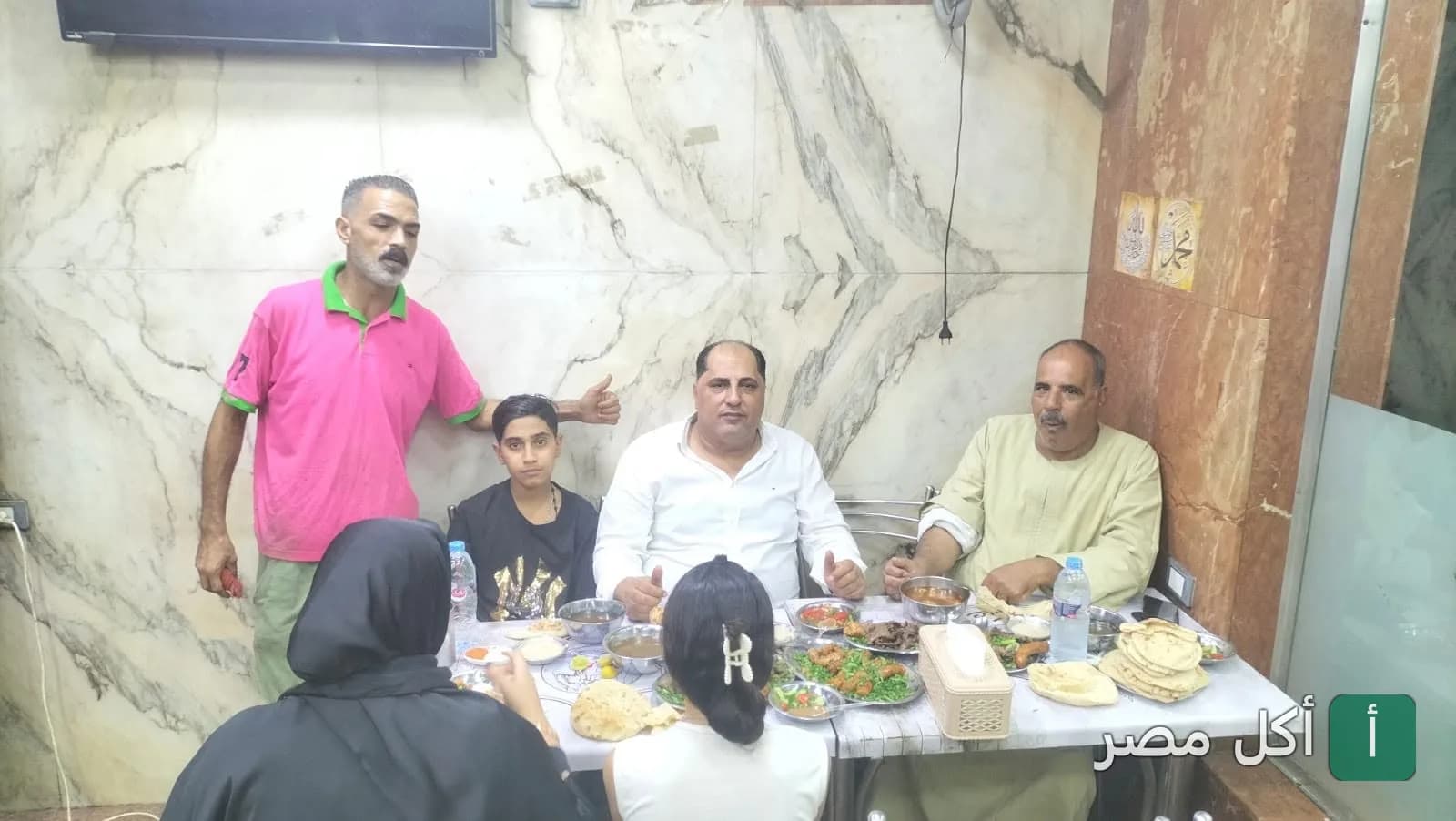زبائن يتناولون الطعام في مطعم عكوه بجزيرة إمبابة في الجيزة.
