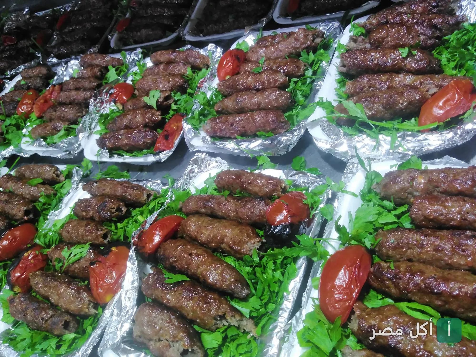 أطباق كفتة مشوية مع طماطم وبقدونس في مطعم رخا بإمبابة