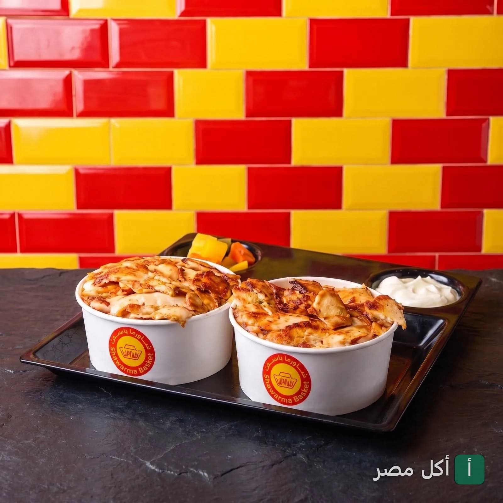 وجبات شاورما في علب ورقية من مطعم شاورما باسكت في إمبابة، تقدم مع الثومية والمخلل.