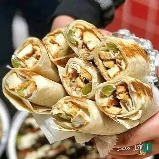 ساندوتشات شاورما دجاج مقطعة في مطعم التاج السوري بوراق العرب
