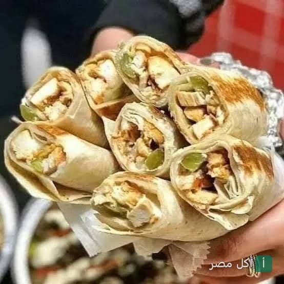 ساندوتشات شاورما دجاج مقطعة في مطعم التاج السوري بإمبابة