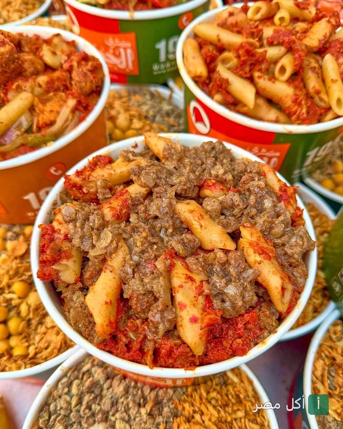 علب كشري الخديوي في إمبابة مليئة بالمكرونة والصلصة واللحم المفروم.