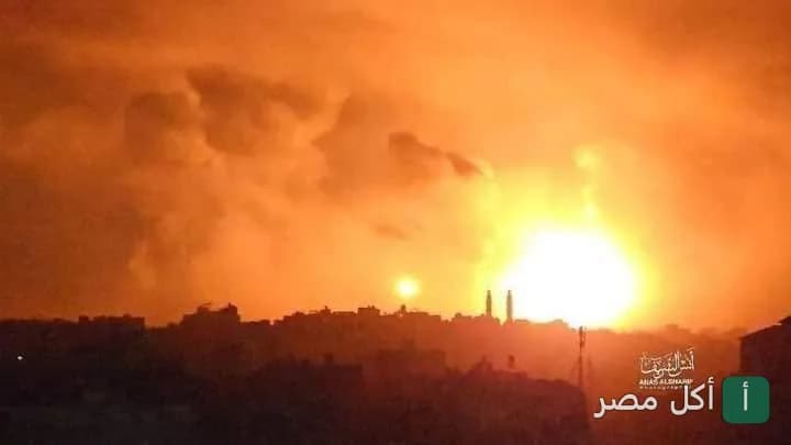 مشهد لغروب الشمس فوق منطقة المنيرة بإمبابة، يظهر فيه أفق المدينة مع مآذن المساجد.