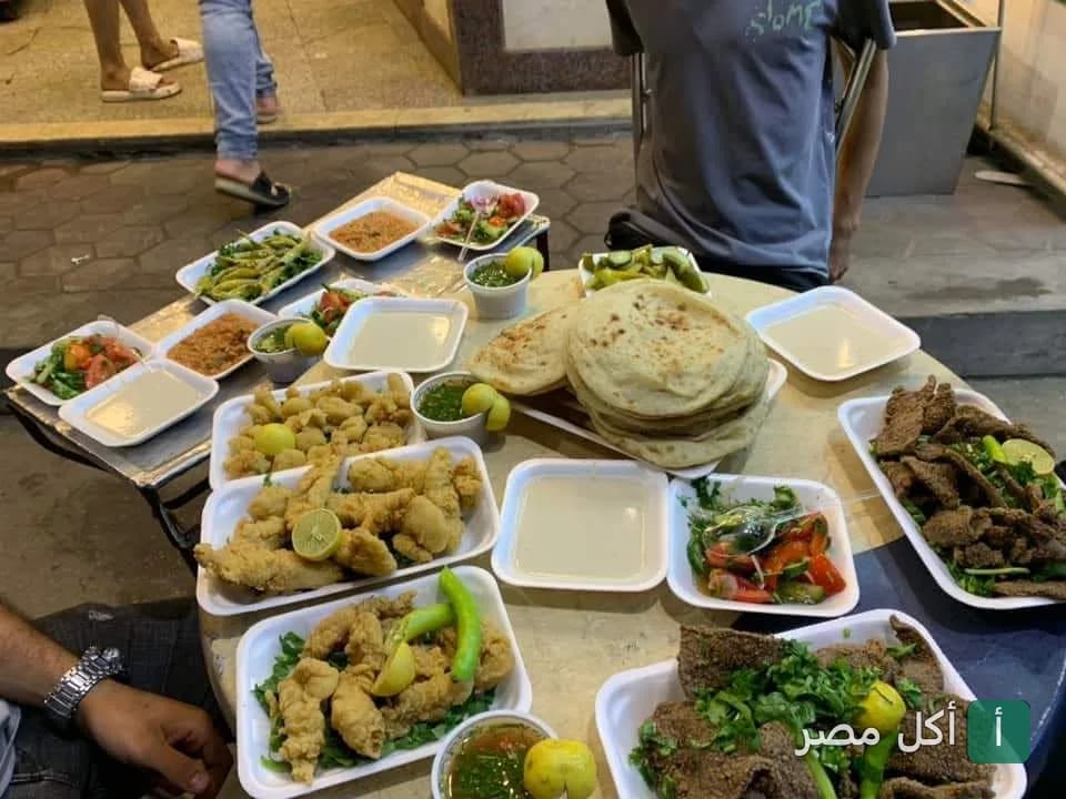 سفرة مليانة أطباق كبدة ومخ ومقبلات شعبية في مطعم كبده ومخ حمص ٢ بإمبابة.