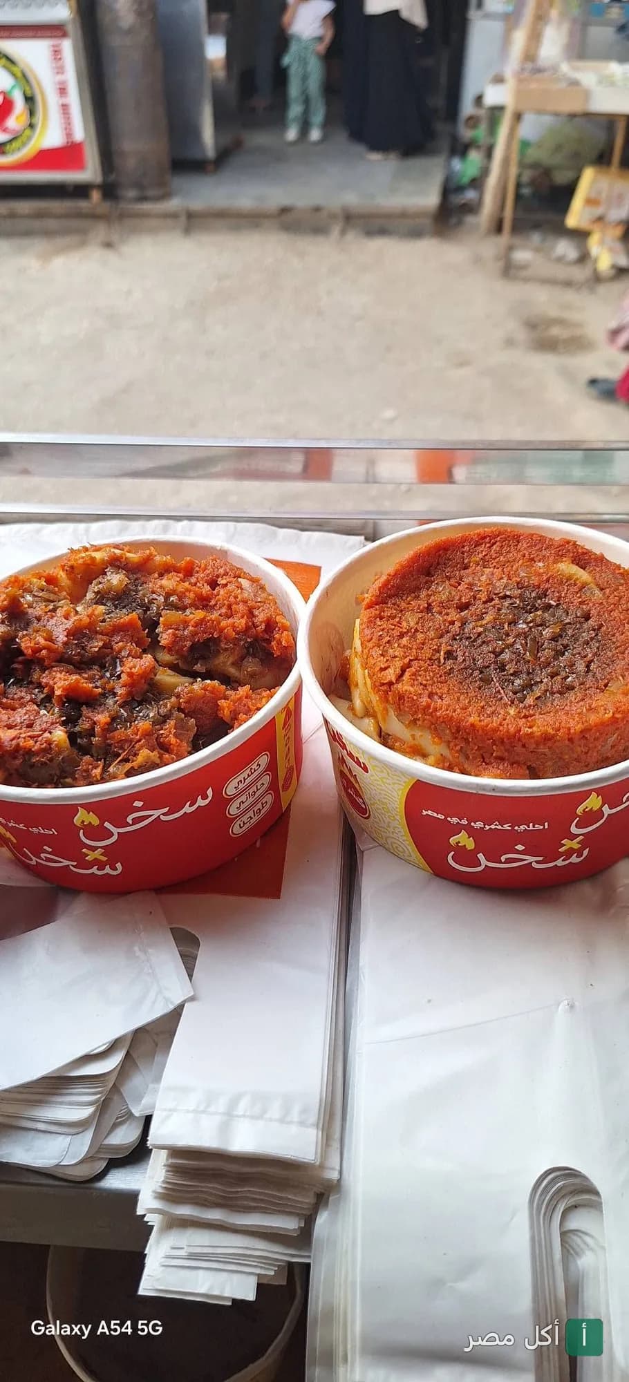 علبتين كشري من مطعم سخن في سخن في بشتيل بإمبابة