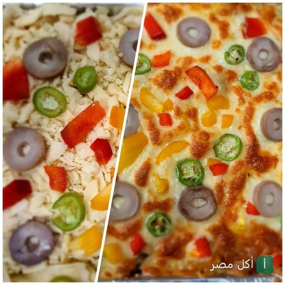 مقارنة بين بيتزا قبل وبعد التسوية بقطع الفلفل والزيتون في مطعم كشرى لوكس بالمنيرة، إمبابة.