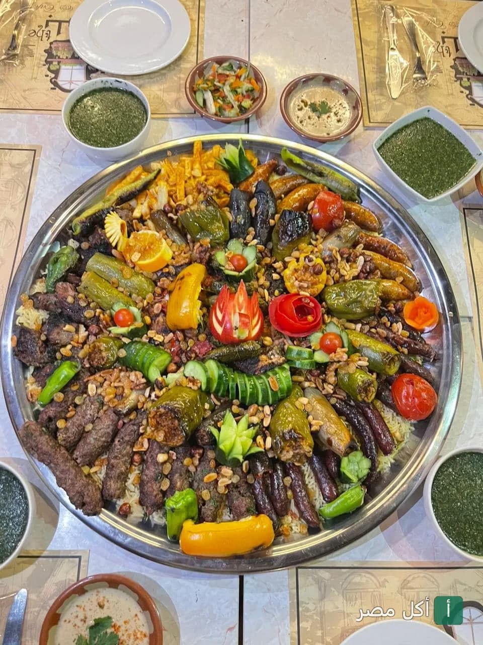 صينية مشاوي مشكلة ومحاشي من ذا بلكون كافيه في الشيخ زايد مع أطباق جانبية.