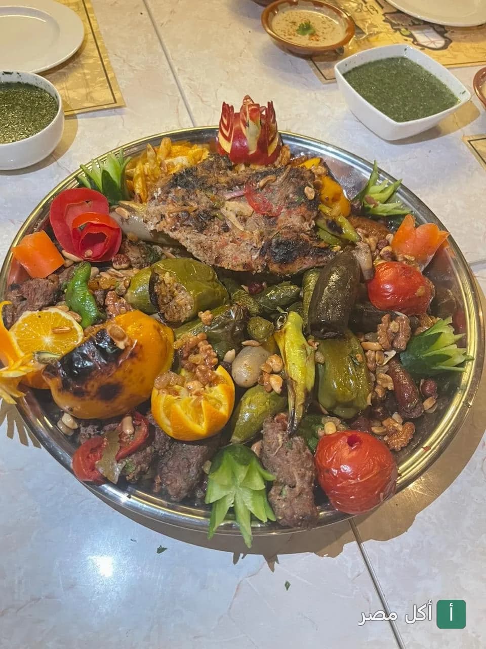 صينية مشاوي مشكلة ومحاشي مزينة بالخضروات في ذا بلكون كافيه بالشيخ زايد.
