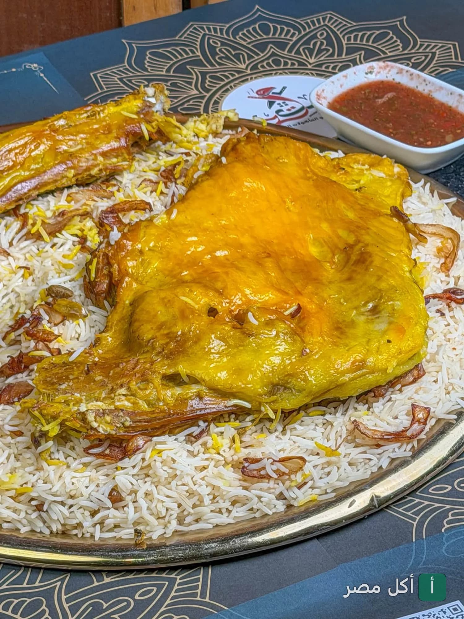 طبق أرز شرقي مع قطع لحم مشوية من مطعم بيت لحم في الشيخ زايد.