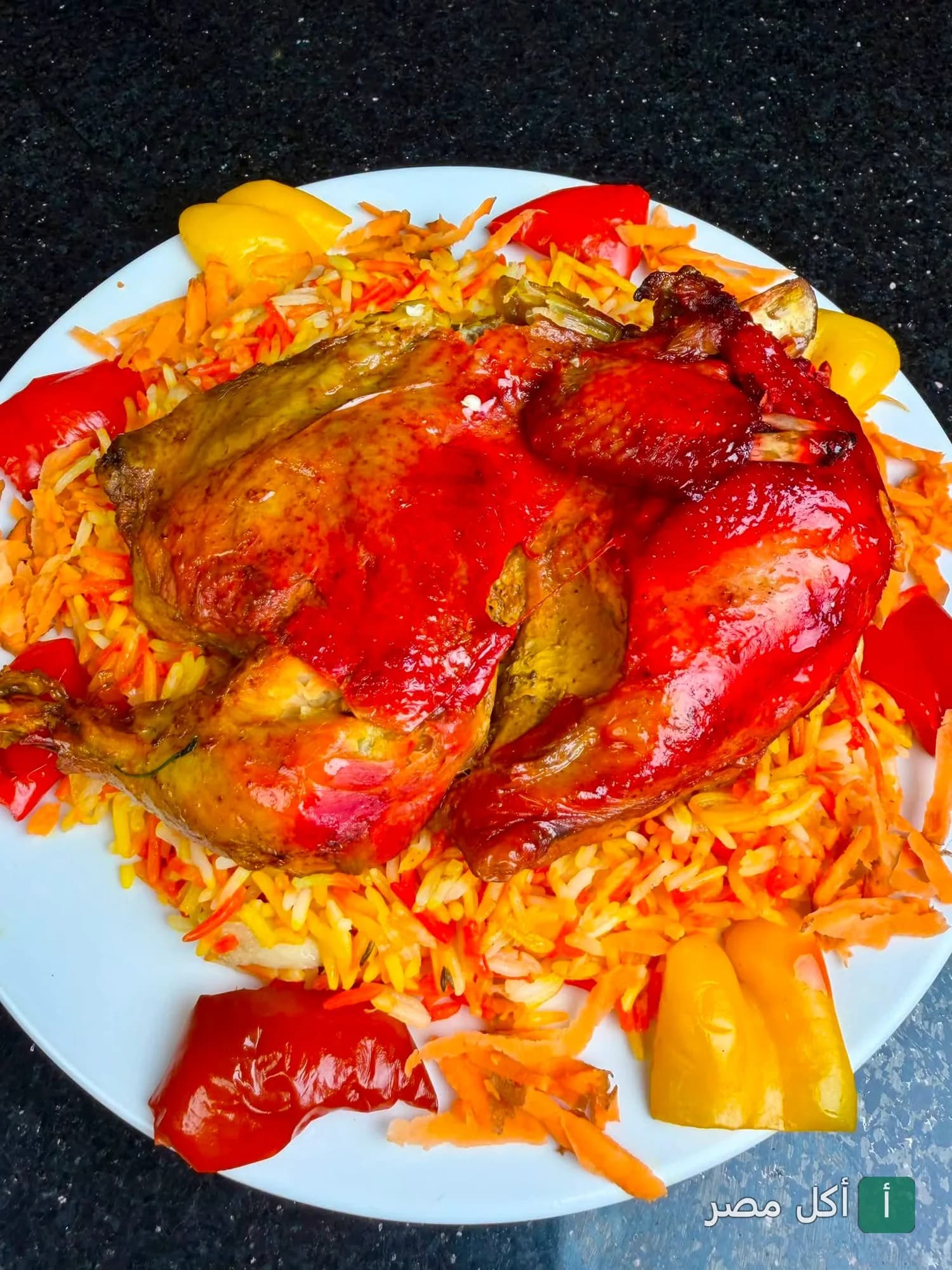 طبق دجاج مشوي مع أرز ملون وفلفل ألوان من مطعم بيت لحم بالشيخ زايد.