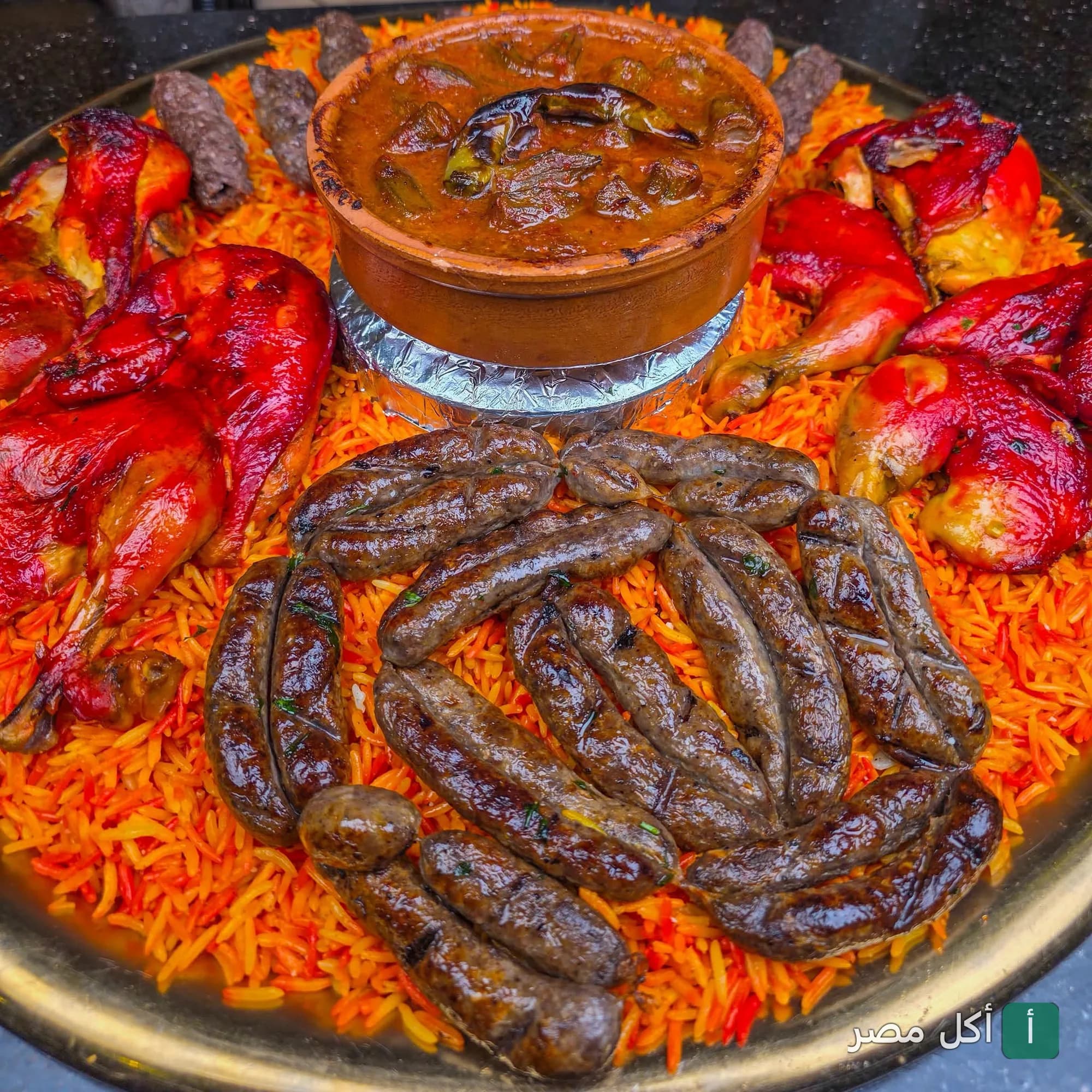 صينية مشاوي مشكلة من مطعم بيت لحم بالشيخ زايد تضم دجاج مشوي، كفتة، وطاجن خضار على أرز مبهر.