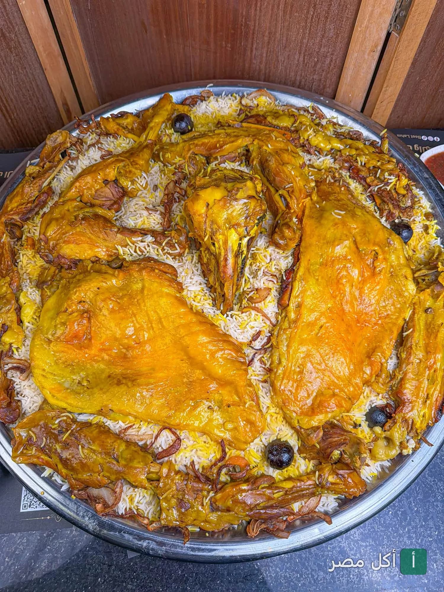 صينية مشاوي كبيرة تحتوي على لحم ضأن وأرز مبهر في مطعم بيت لحم بالشيخ زايد.