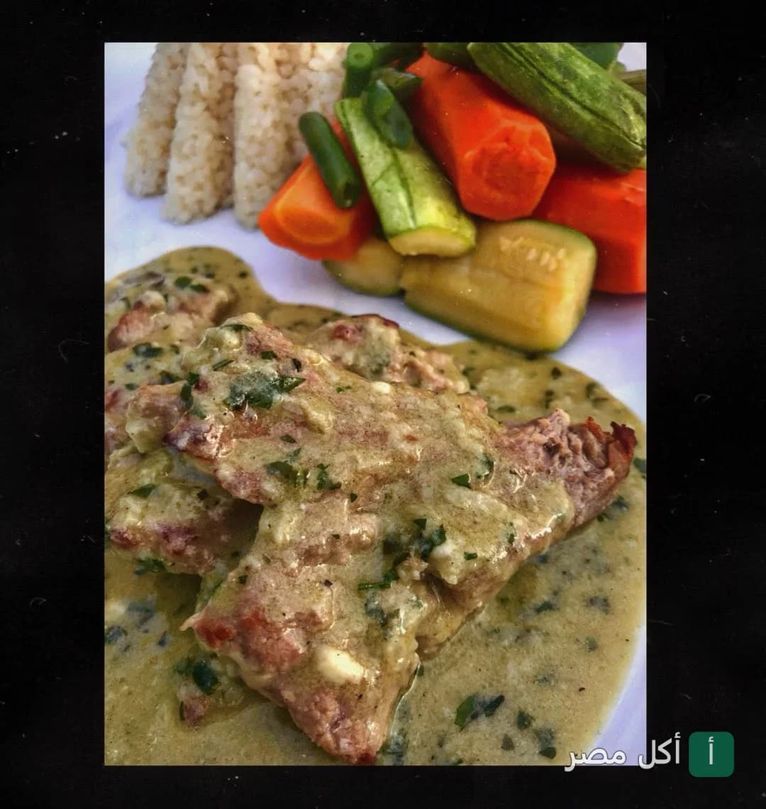 طبق لحم بصوص كريمي مع خضار سوتيه وأرز في مطعم لاكازيتا بالشيخ زايد.