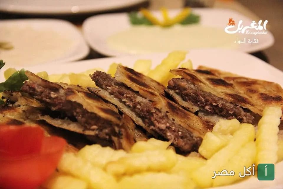 طبق حواوشي شرقي مع بطاطس مقلية في مطعم المغربل بالشيخ زايد