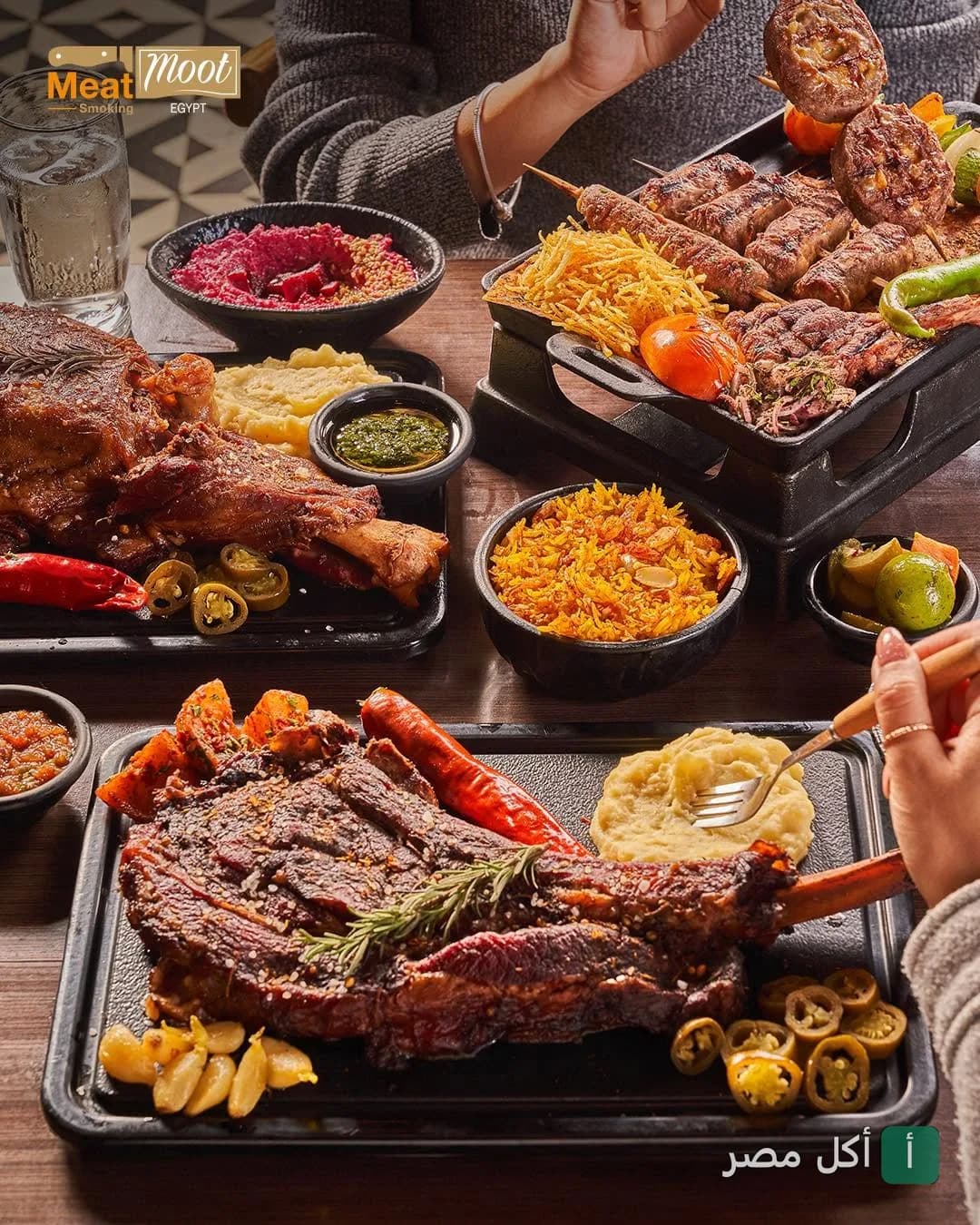 سفرة مليانة مشاوي متنوعة وأطباق جانبية في مطعم ميت موت بالشيخ زايد