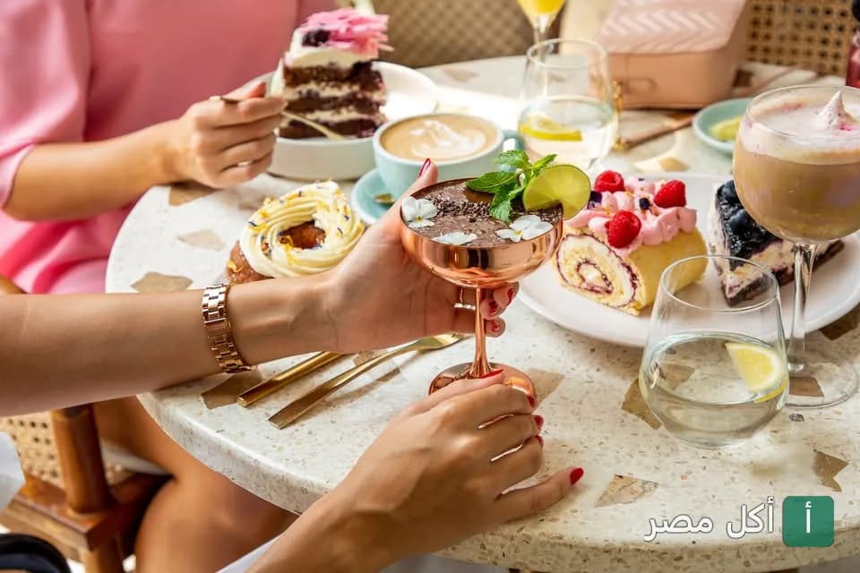 طاولة مليئة بأصناف الحلويات والمشروبات المتنوعة في مطعم برانش آند كيك ببارك ستريت الشيخ زايد.