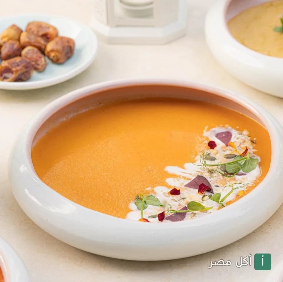طبق شوربة كريمي مزين بالكريمة والأعشاب في مطعم برانش آند كيك ببارك ستريت الشيخ زايد.