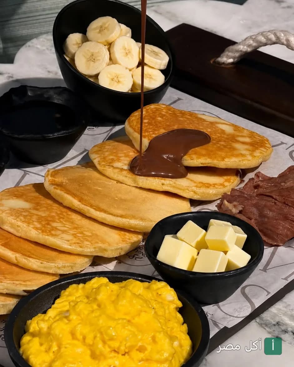 بان كيك مع صوص الشوكولاتة والموز والبيض المخفوق في مطعم ويلوز بأركان الشيخ زايد.