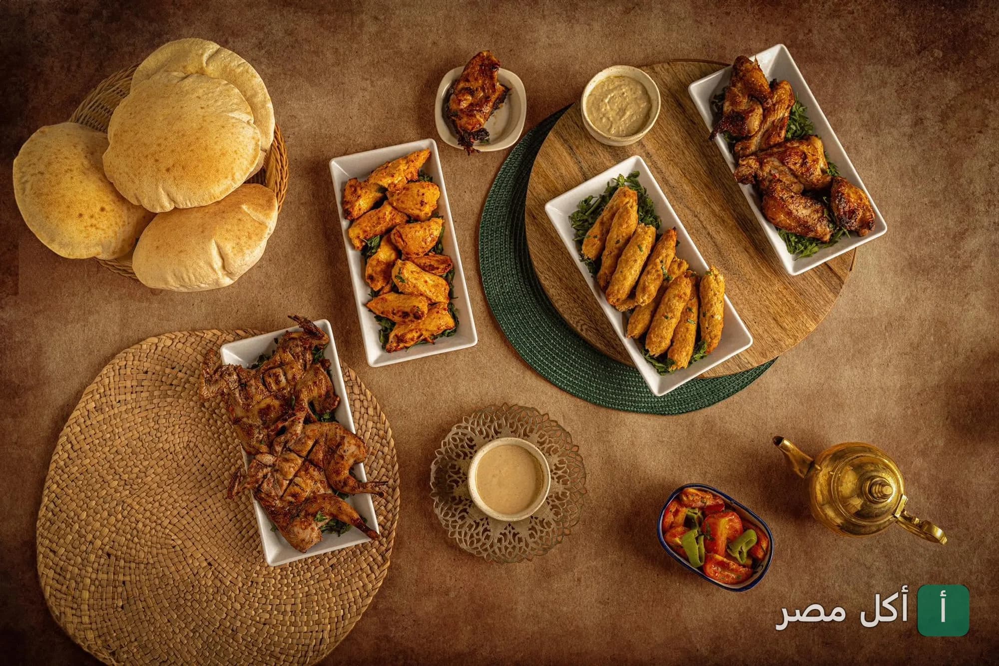 سفرة مشاوي متنوعة من مطعم شجرة الدر في الشيخ زايد، تشمل كباب وكفتة ودجاج مشوي مع خبز بلدي وطحينة.