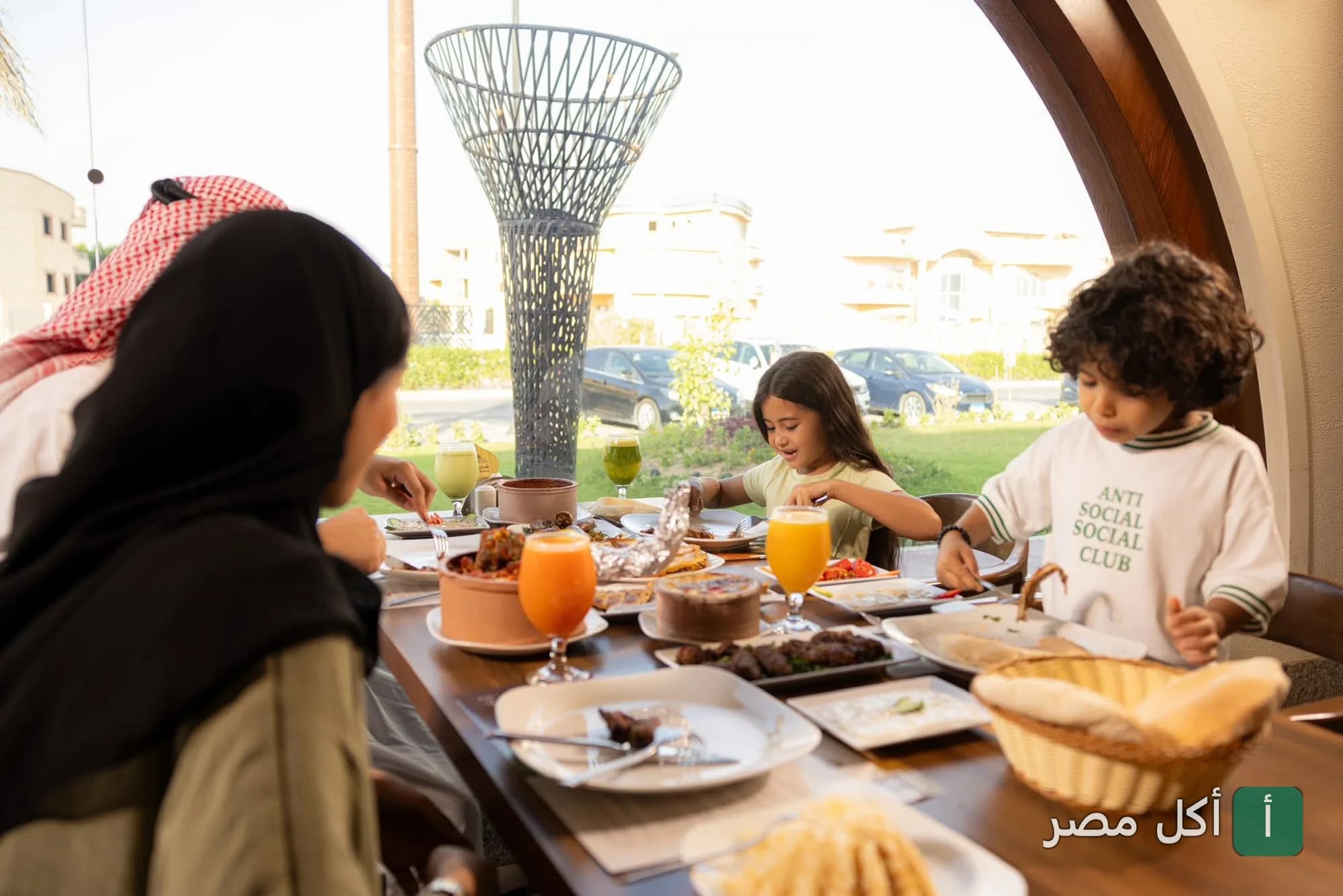 عائلة تتناول وجبة مشاوي في مطعم شجرة الدر بالشيخ زايد
