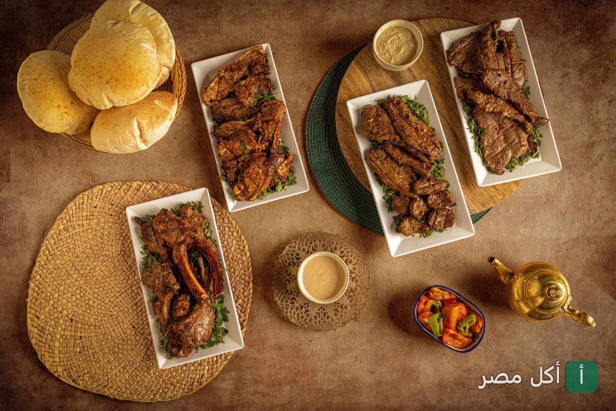 سفرة مشاوي مشكلة مع خبز بلدي وطحينة في مطعم شجرة الدر بالشيخ زايد.