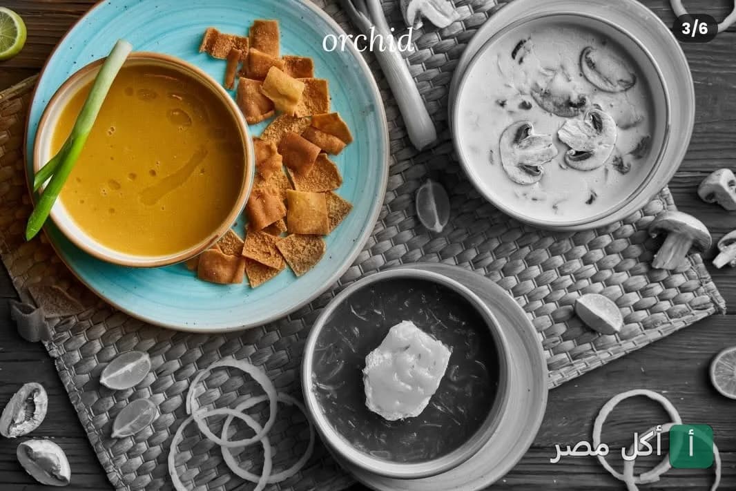 تشكيلة شوربات متنوعة مع خبز محمص في مطعم أوركيد بالشيخ زايد.