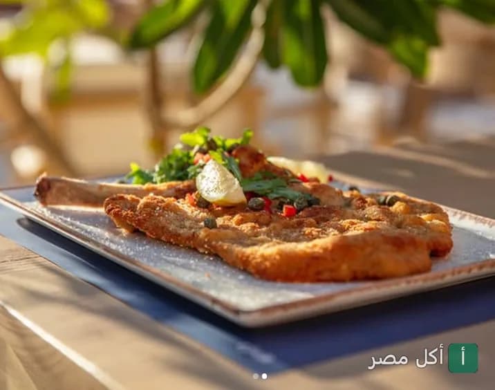 طبق شنيتزل مقرمش مع الليمون والأعشاب في مطعم جيجي بأركان بلازا، الشيخ زايد.