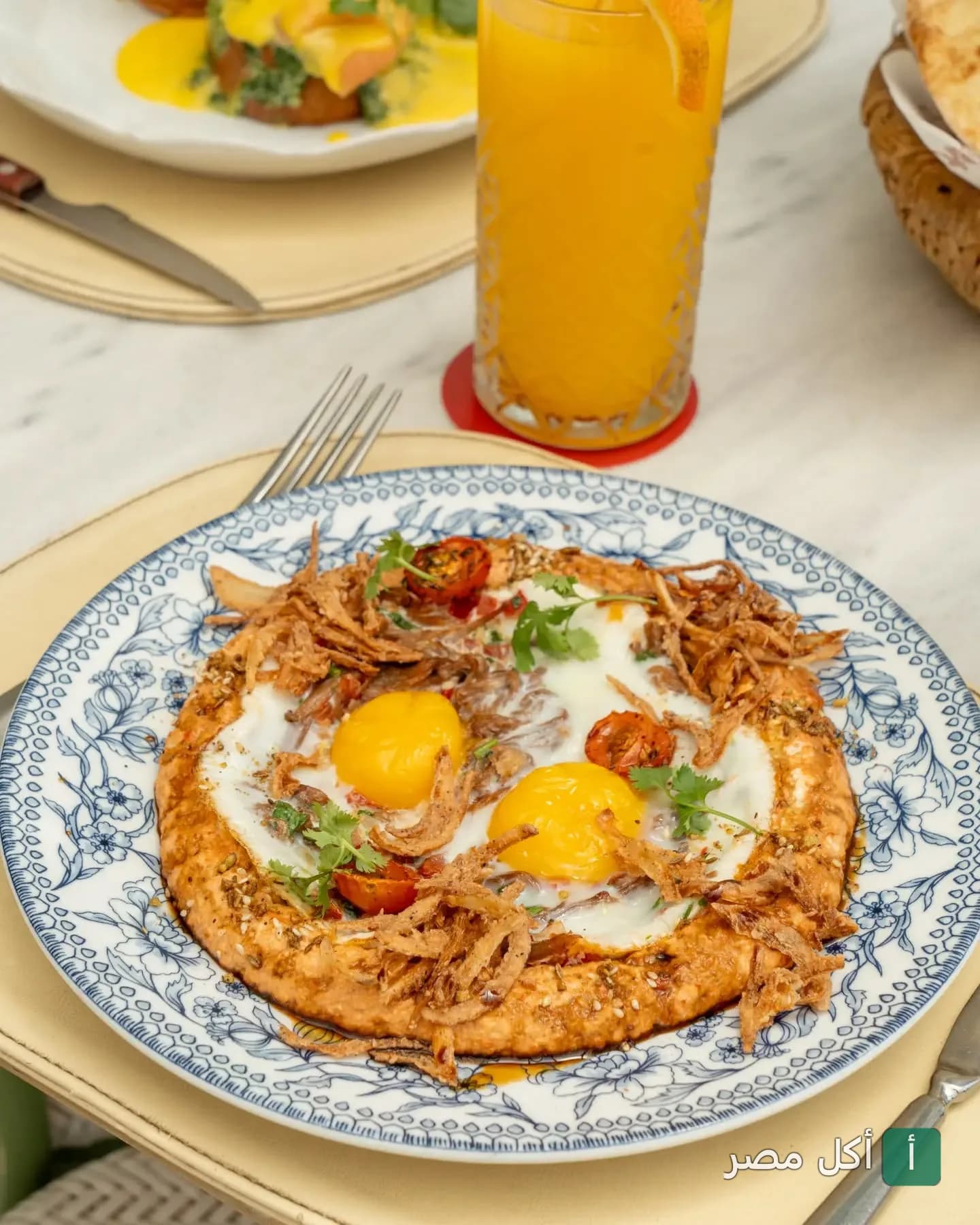طبق فطور مميز ببيض مقلي وطماطم في مطعم Maze Roofresto بالشيخ زايد.