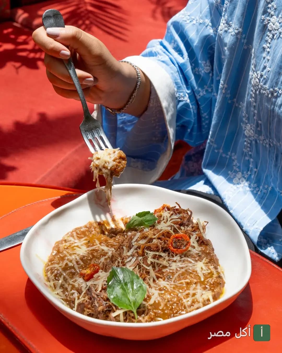 طبق ريزوتو أو باستا مغطى بالجبن والريحان في مطعم Maze Roofresto بالشيخ زايد.
