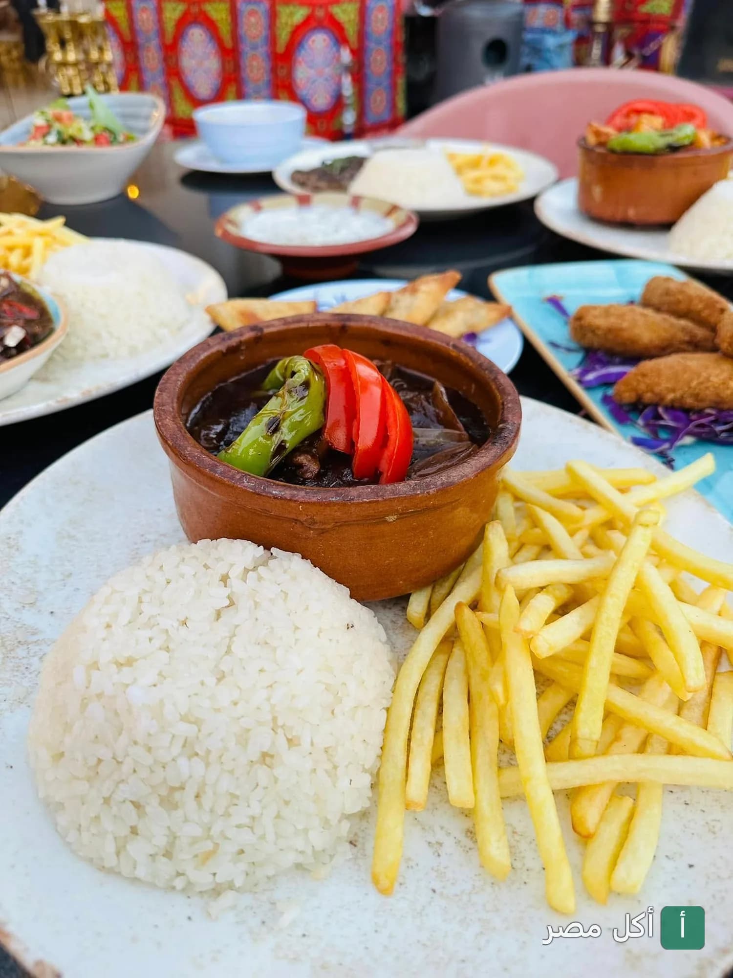 طاجن لحم مع أرز وبطاطس مقلية من قائمة الطعام في مطعم فلوري كافيه بالشيخ زايد.