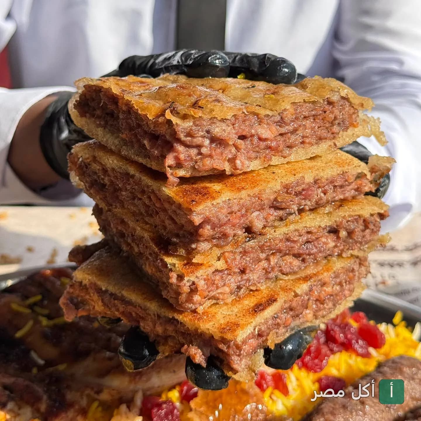 قطع حواوشي باللحمة مكدسة فوق بعضها في مطعم واحة اليمن بالشيخ زايد