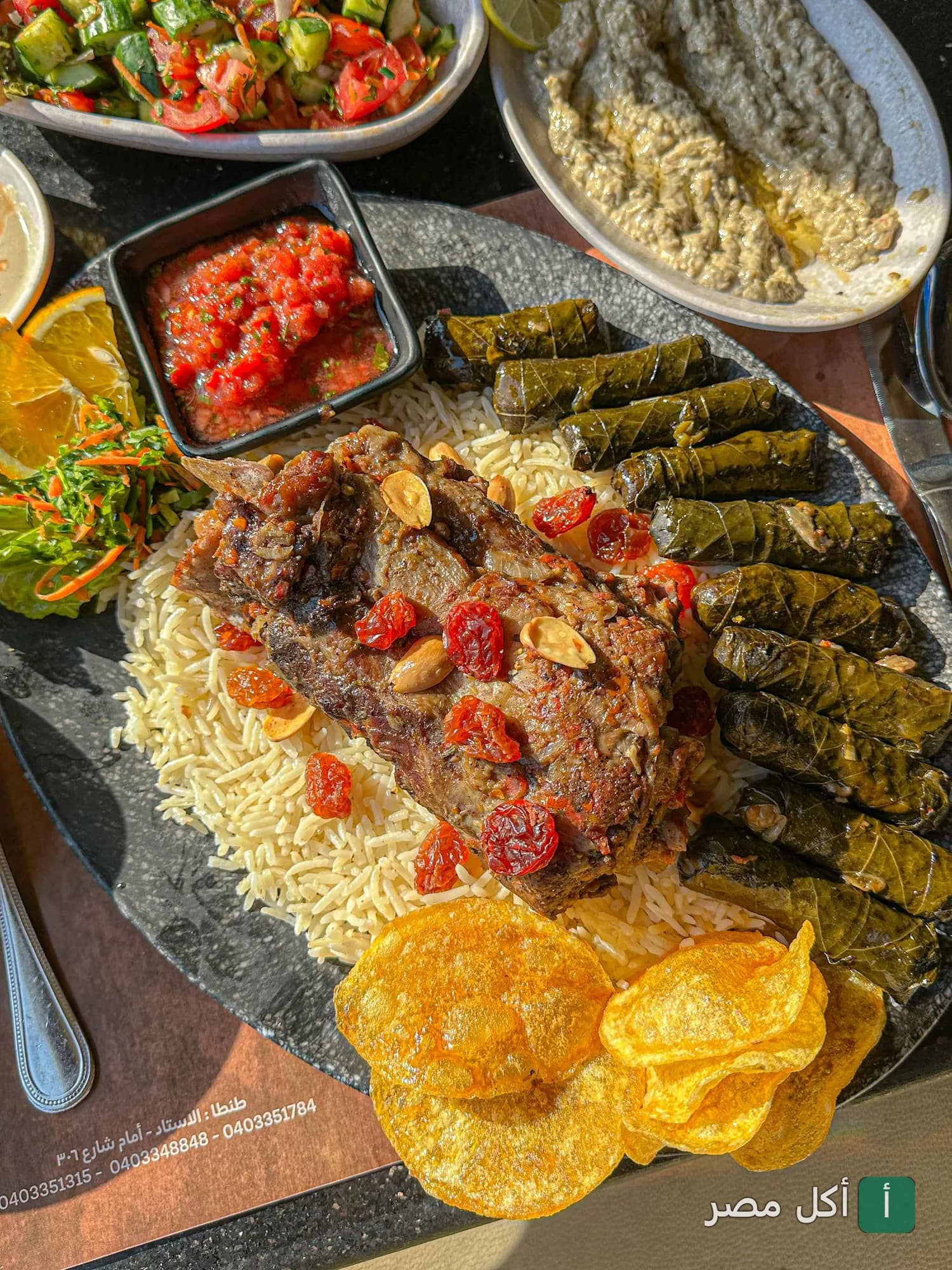 طبق مشويات من الوطنية للمشويات بالشيخ زايد يضم أرز ومحشي ورق عنب وقطع لحم مع مقبلات وسلطة