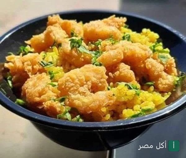طبق جمبري مقلي مع أرز أصفر في مطعم سي رجب زايد بالشيخ زايد