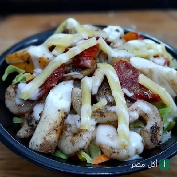 طبق مأكولات بحرية مشوية مع صوص أبيض في مطعم سي رجب زايد