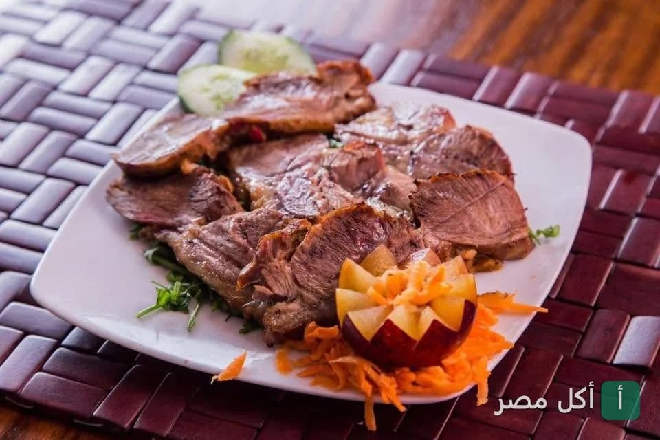 طبق شرائح لحم مشوي مزين بالخضروات في مطعم الكباب العربي بالشيخ زايد