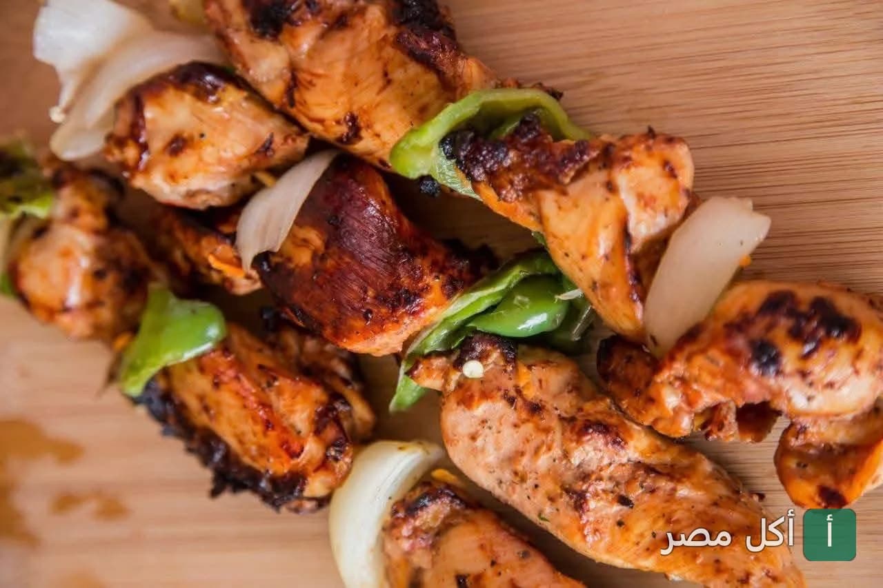 سيخ شيش طاووق مشوي مع بصل وفلفل أخضر في مطعم العربي بالشيخ زايد