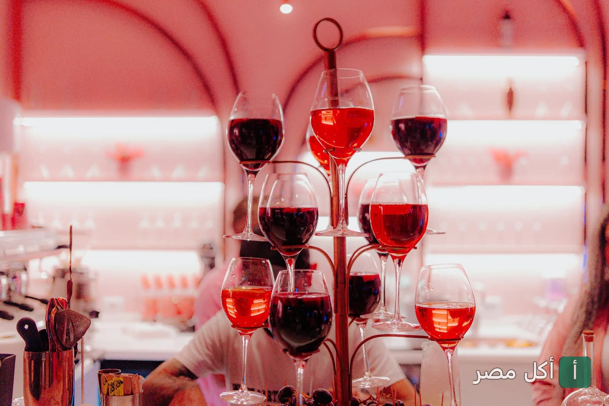 حامل أكواب زجاجية يحتوي على مشروبات ملونة في بينك جاردن كافيه بمدينة الشيخ زايد.