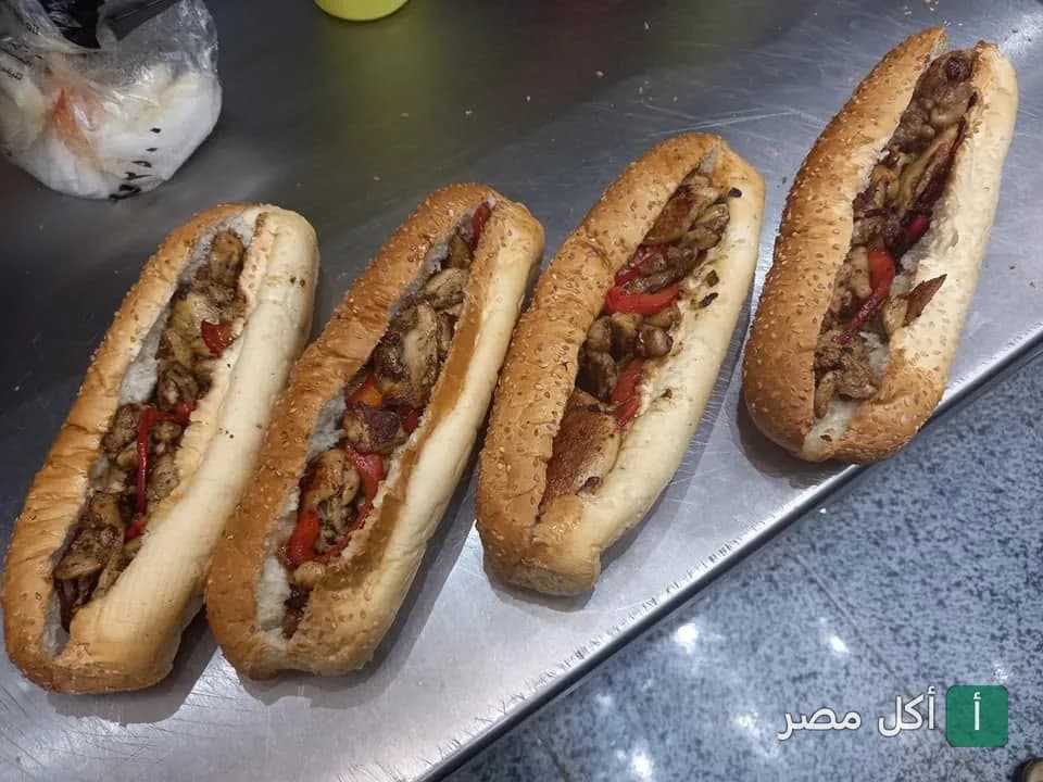 أربع سندوتشات شاورما دجاج في خبز فينو في مطعم أكلة الملك بمول المعز في الشيخ زايد.