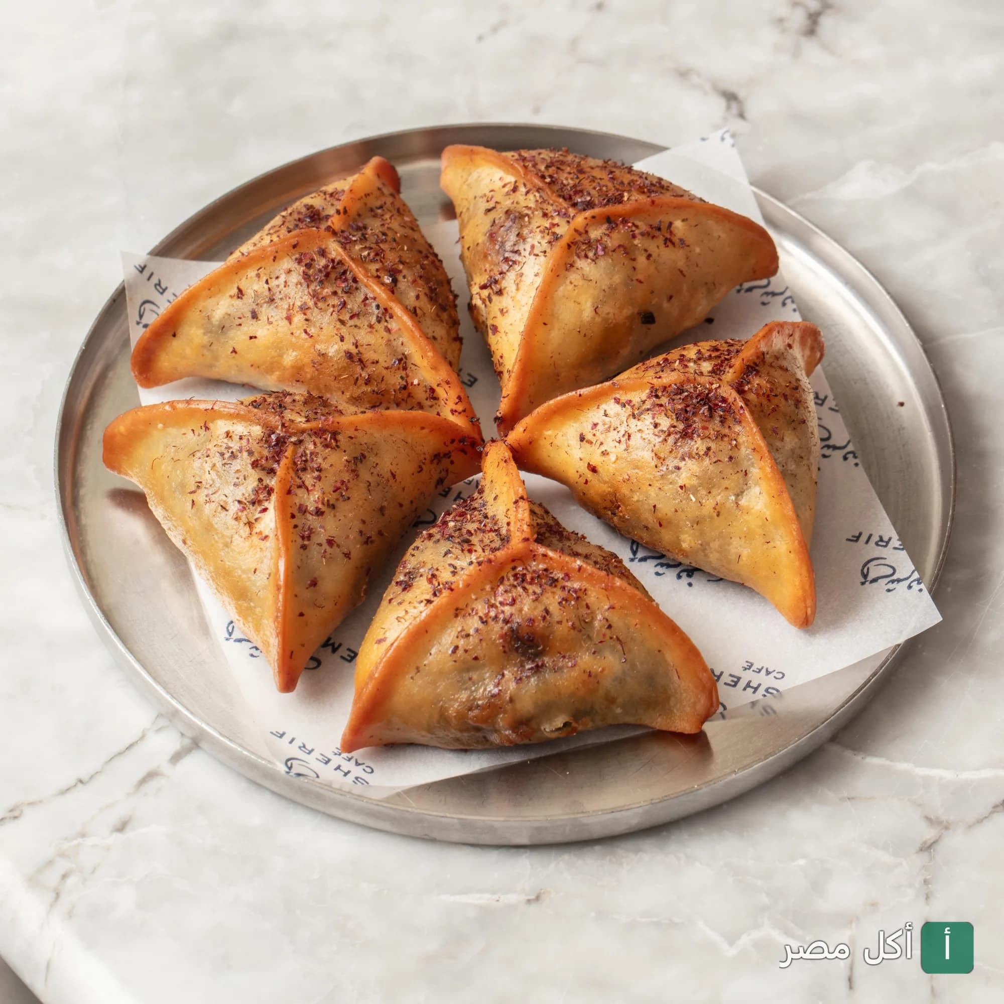 طبق سمبوسك مقلية ومزينة بالسماق في مطعم إم شريف كافيه ببارك ستريت.