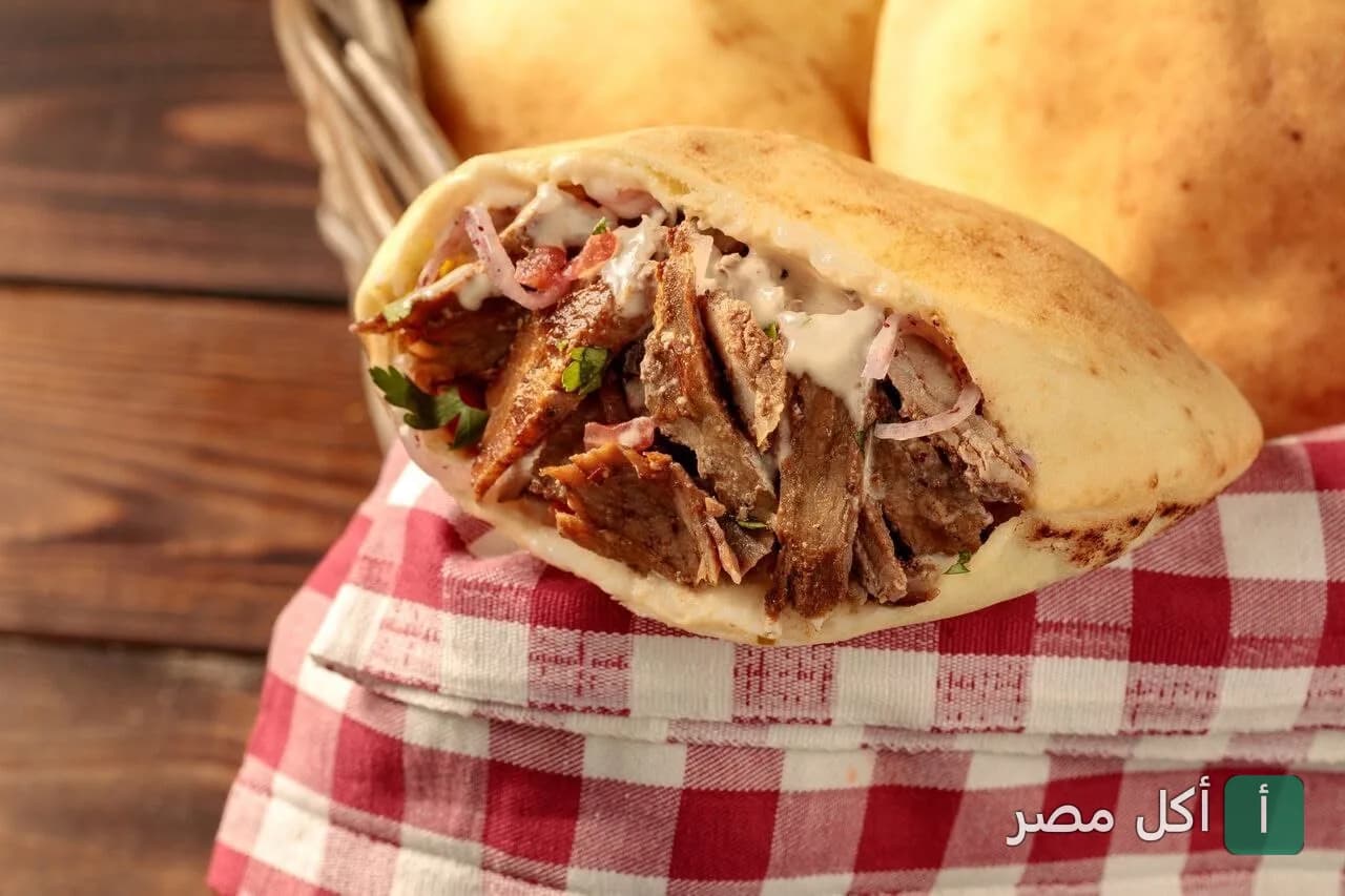 ساندوتش شاورما لحم في خبز عربي طازج من مطعم خبزة و شاورما بالشيخ زايد