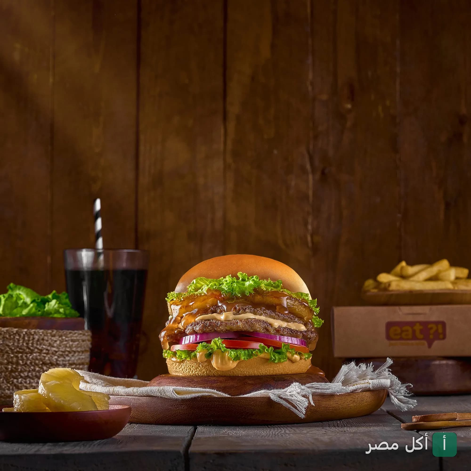 برجر مزدوج مع أناناس وخس في مطعم إيت برجر بالشيخ زايد