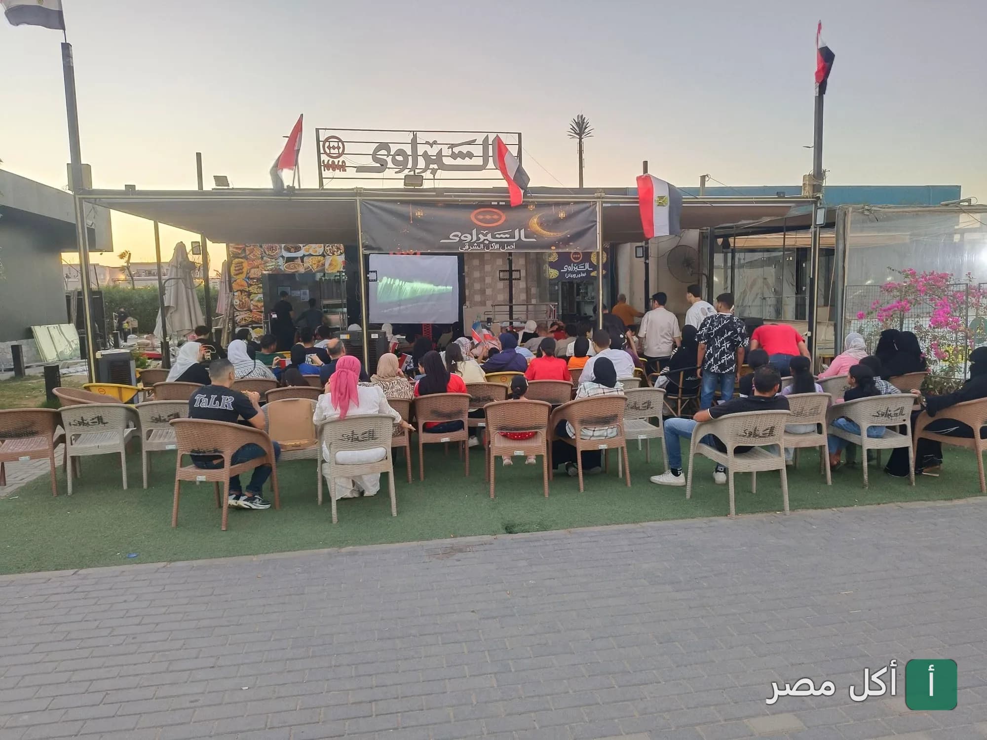 جلسات خارجية في مطعم الشبراوي بالمجاورة 6 في 15 مايو مع شاشة عرض كبيرة للزبائن.