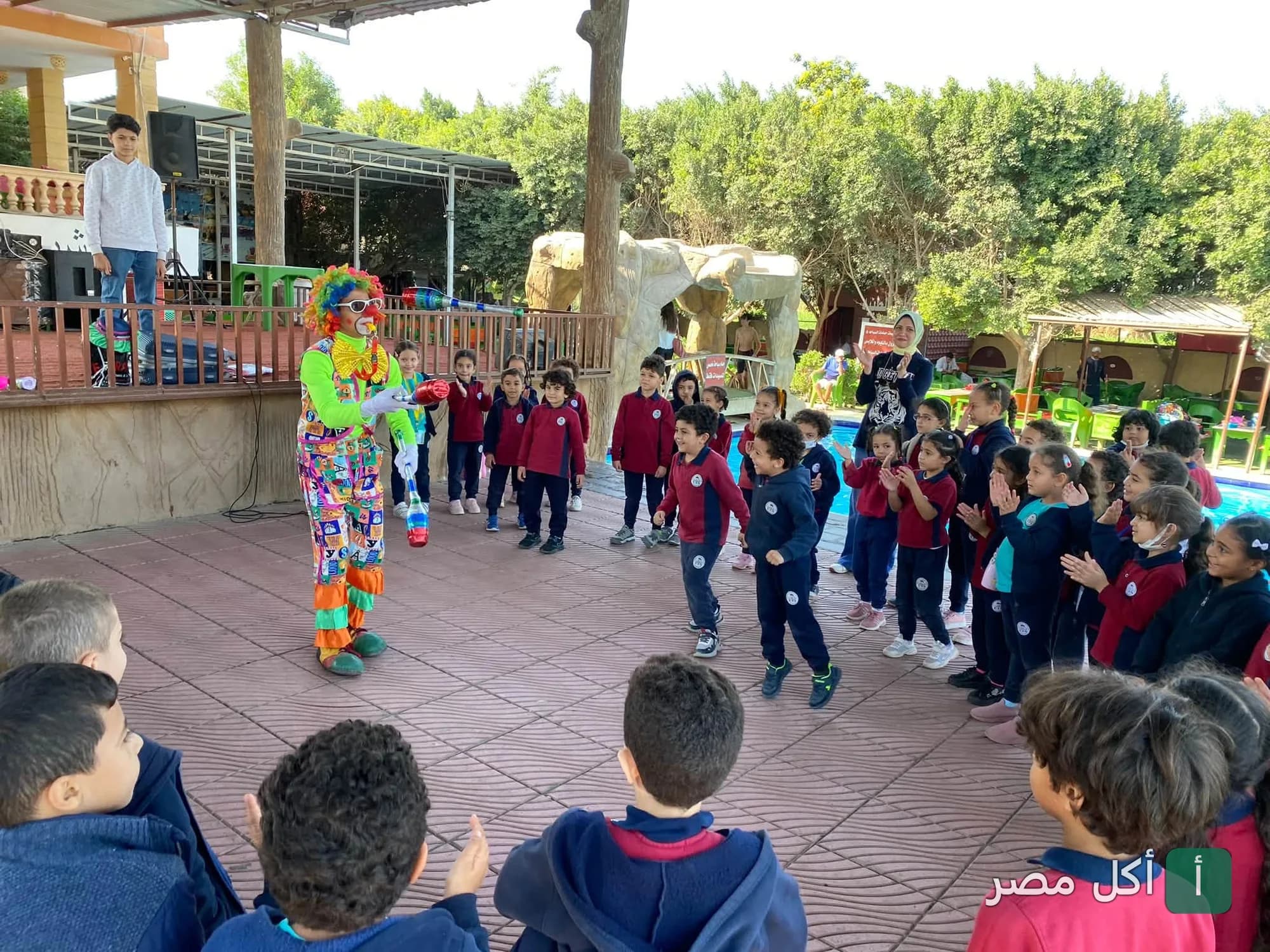 مهرج يقدم عرض ترفيهي للأطفال في مطعم قرية الريف العربي بشبرامنت