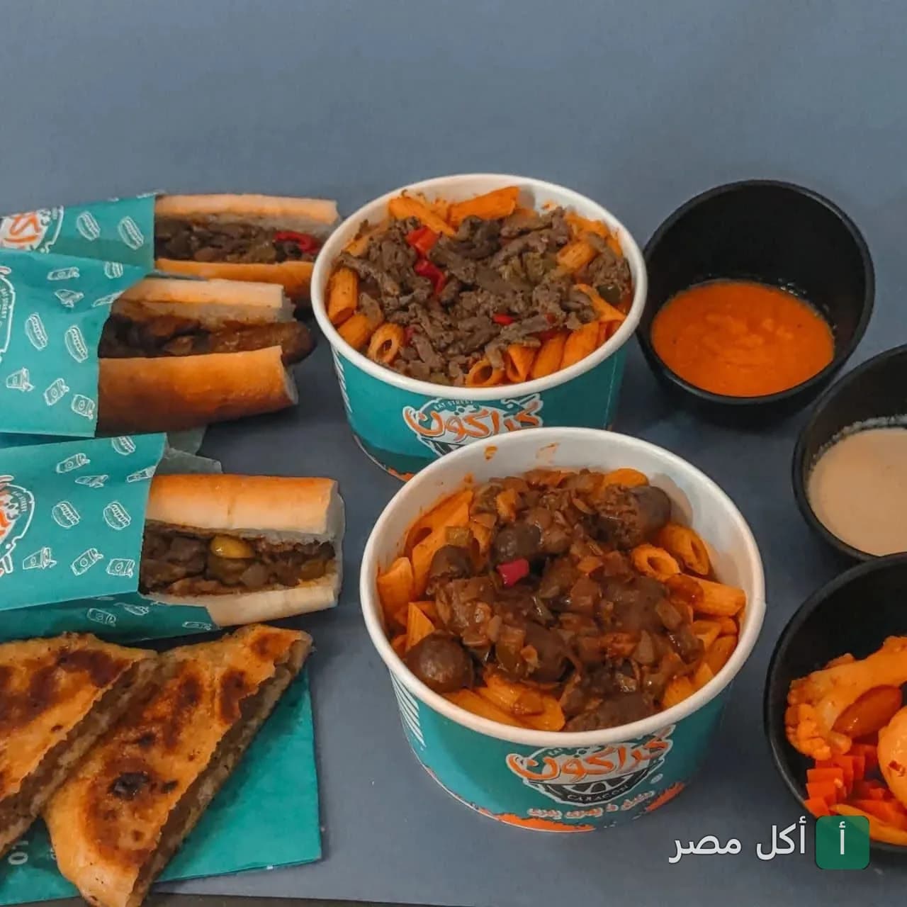 تشكيلة متنوعة من أطباق المكرونة والساندوتشات والحواوشي من مطعم كراكون في عابدين.