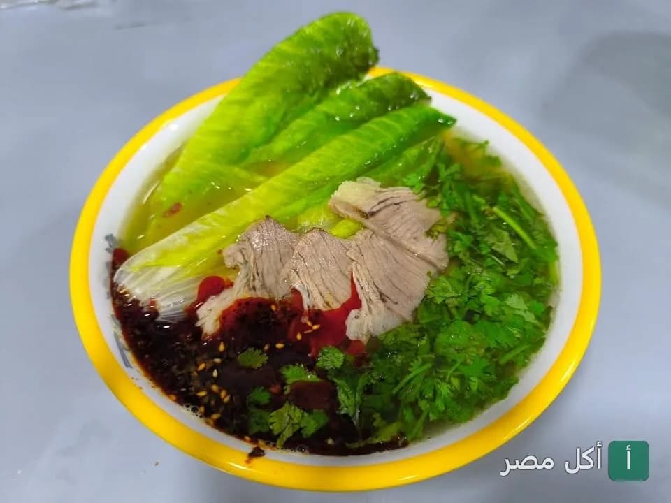 طبق شوربة صيني بقطع اللحم والخس في مطعم عائلة ما بعابدين