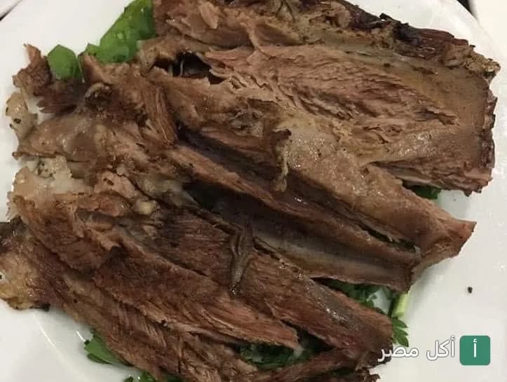 طبق لحم مشوي يقدم على فرشة من البقدونس في مطعم شلبي فور حمام بعابدين.
