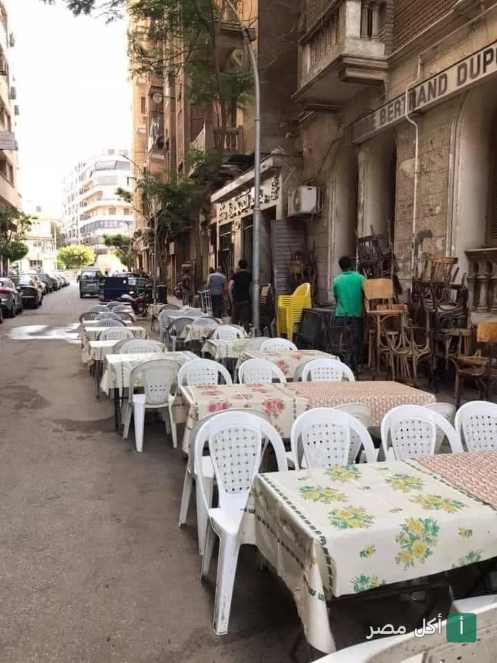 طاولات وكراسي خارجية مطعم شلبي فور حمام في شارع بمنطقة عابدين
