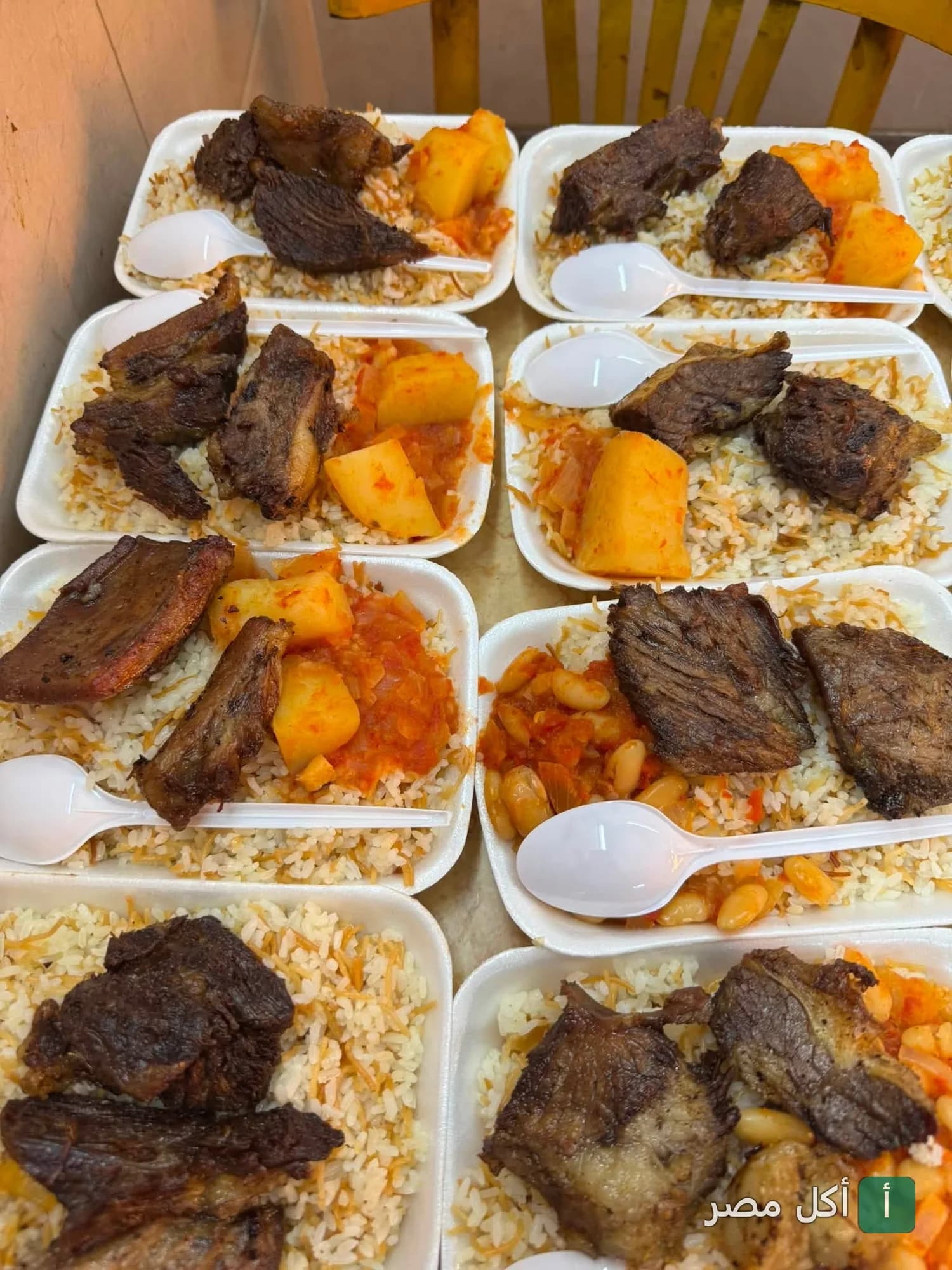 وجبات أرز باللحم والخضار في أطباق جاهزة من مطعم عم توفيق في عابدين.