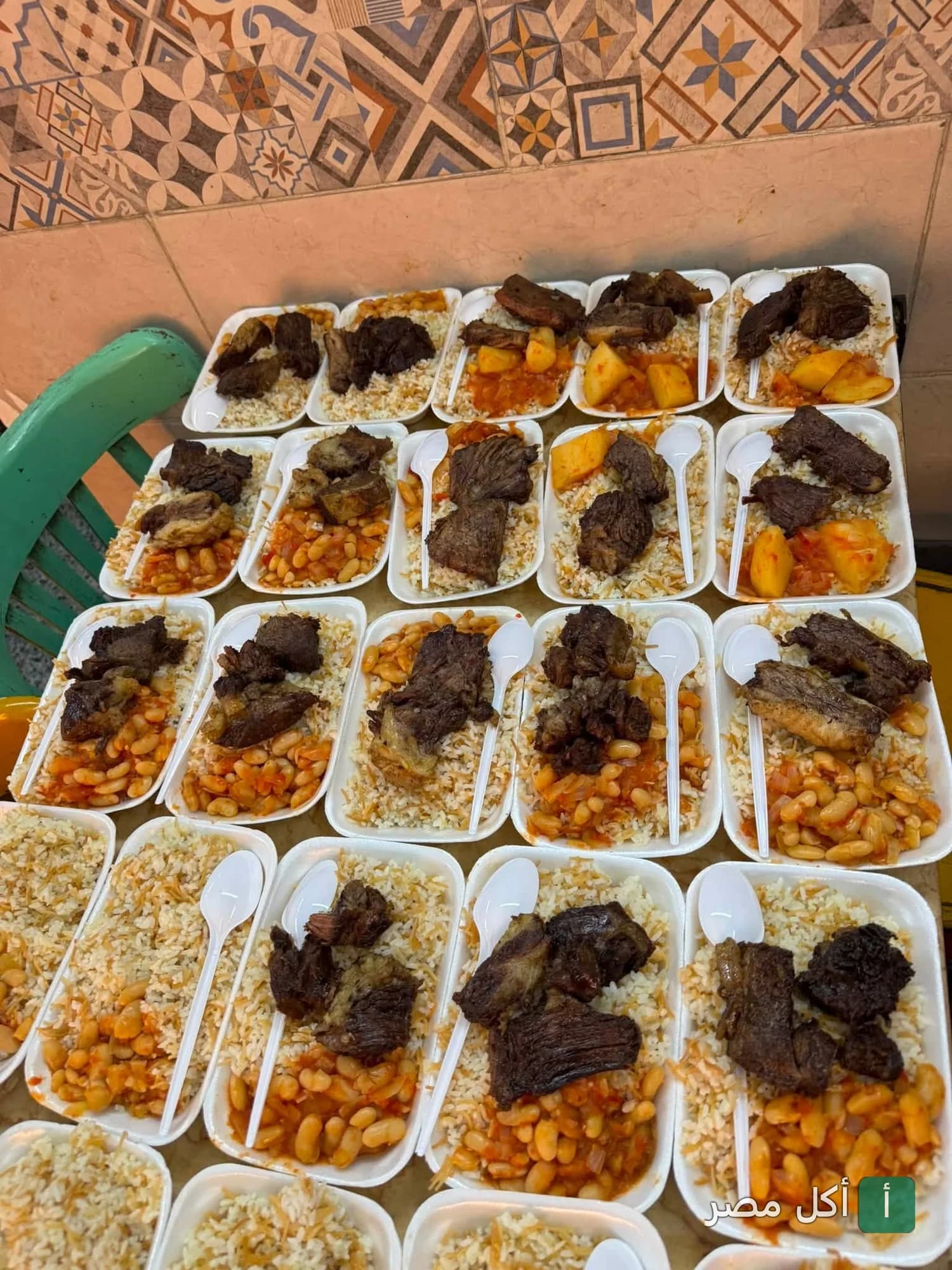 وجبات أرز وفاصوليا باللحمة في أطباق جاهزة من مطعم عم توفيق في عابدين